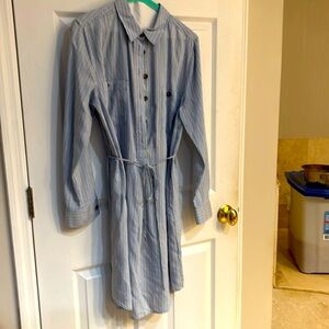 Very cute shirt dress with buttons and pockets, ties in the front